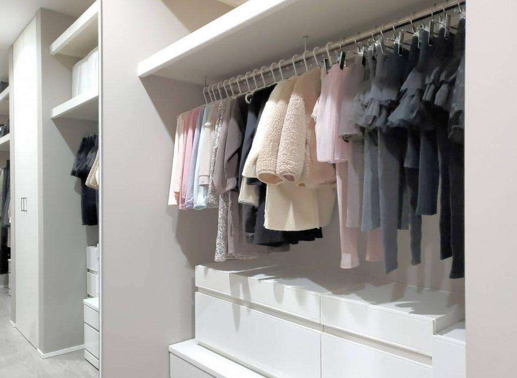 たくさんの服がかかったクローゼット