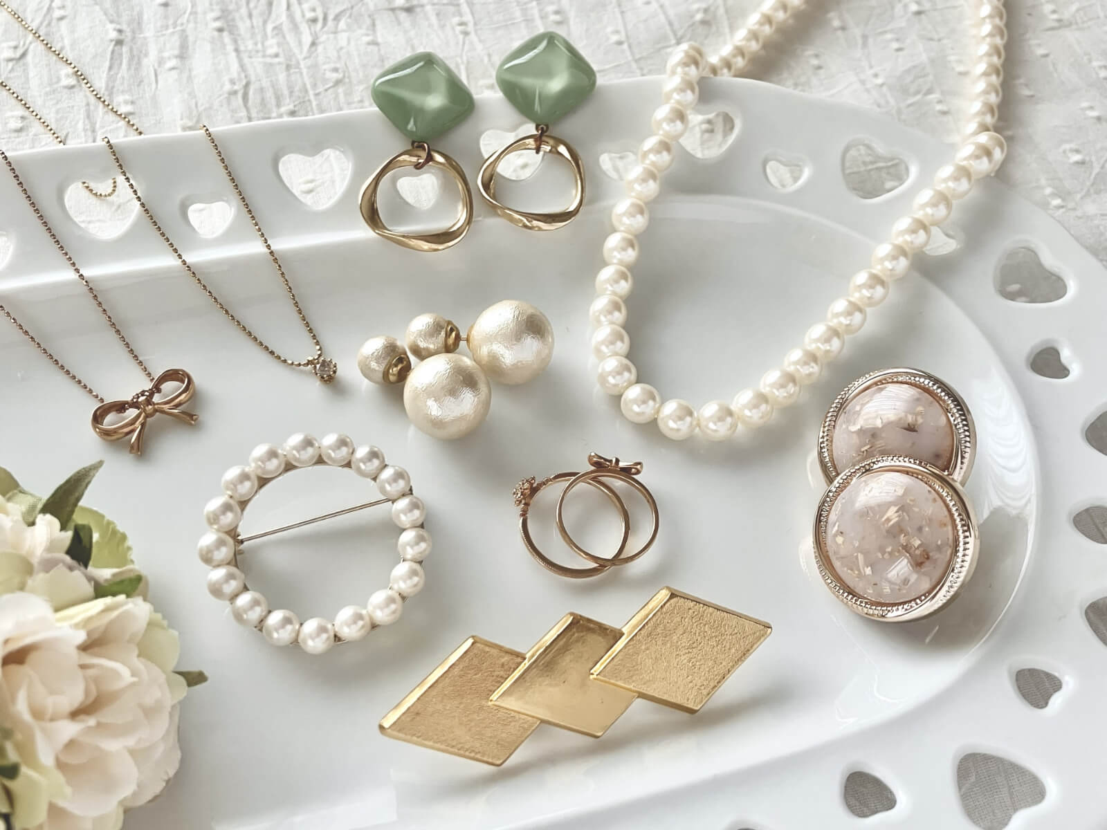 シンプル服が見違える。アクセサリーで足す光と重心の魔法